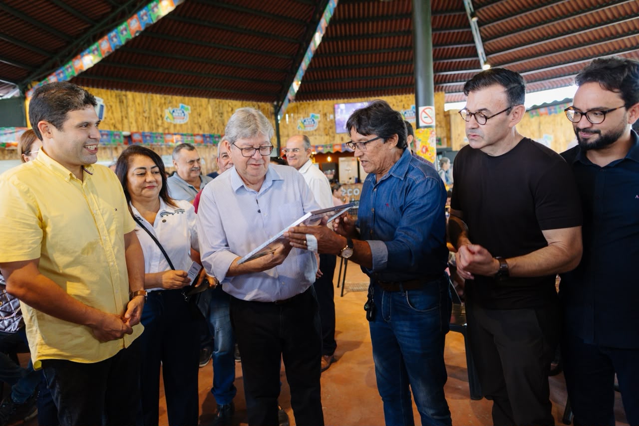 Guarabira: João Azevêdo recebe apoio de sete vereadores e lideranças de oposição que reforçam sua pré-candidatura ao Senado 3 joao1 1